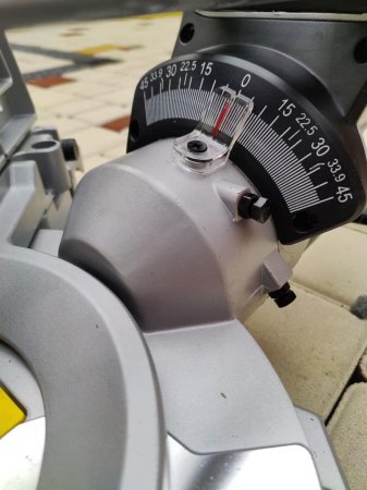 Торцовочная пила STANLEY SM18-RU с протяжкой