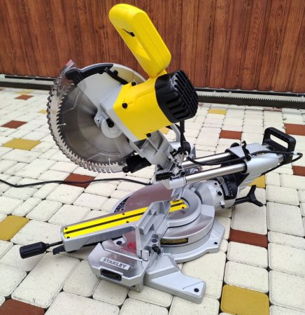 Торцовочная пила STANLEY SM18-RU с протяжкой